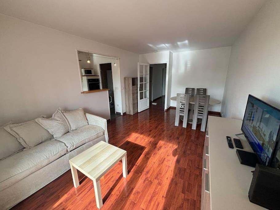 F3 Avec Balcon 5 Min Gare Sqy Et Parking Gratuit Leilighet Guyancourt Eksteriør bilde
