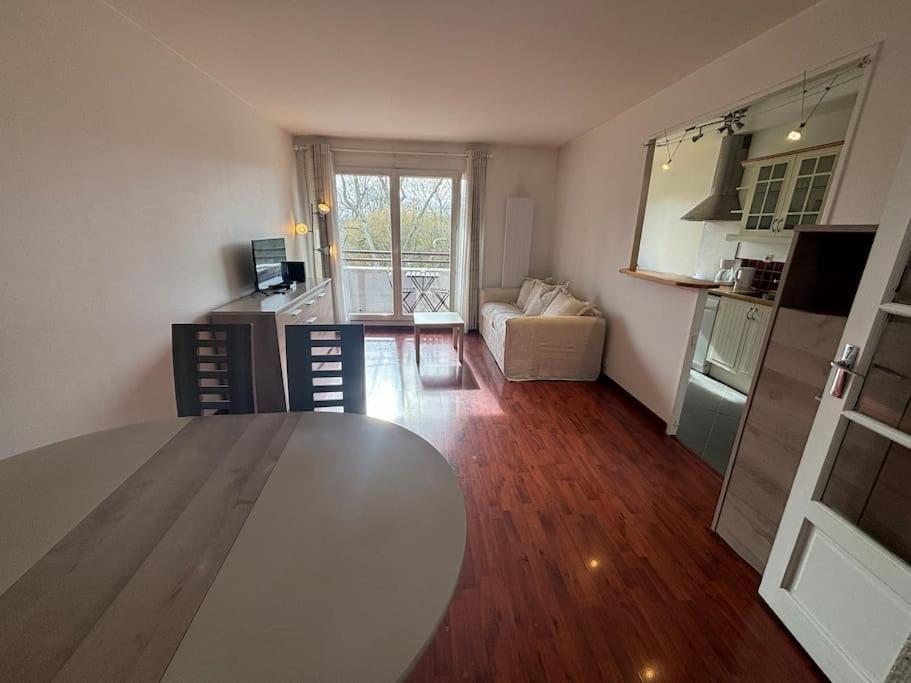 F3 Avec Balcon 5 Min Gare Sqy Et Parking Gratuit Leilighet Guyancourt Eksteriør bilde